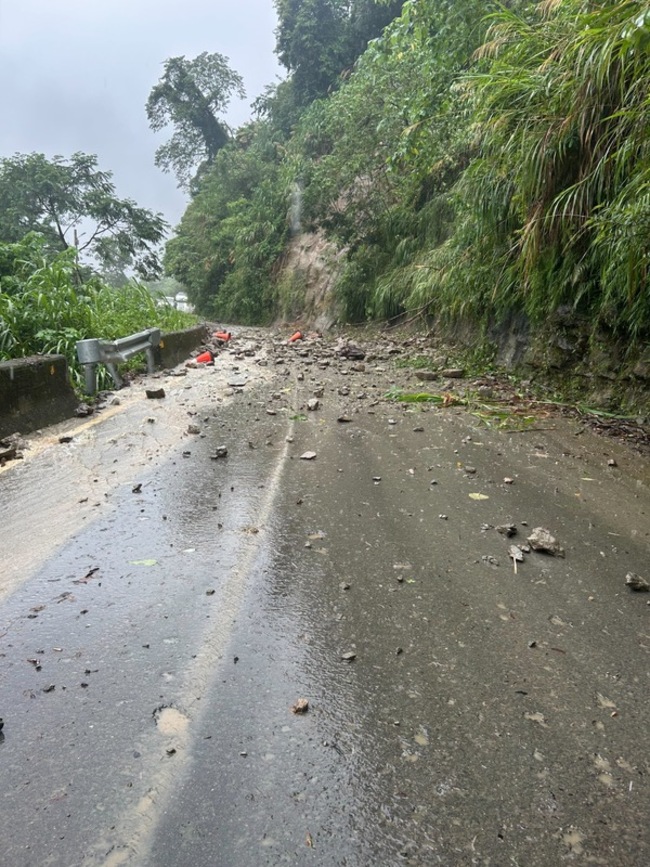 苗縣泰安鄉苗62線5K土石崩落阻路 雙向封閉 | 華視新聞