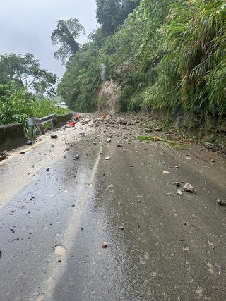 苗縣泰安鄉苗62線5K土石崩落阻路 雙向封閉
