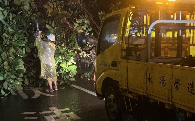 竹市雨勢不斷 夜間路樹倒、地下道積水多處災情 | 華視新聞
