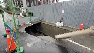 頭份市工地旁道路驚見天坑 苗縣府令全面停工