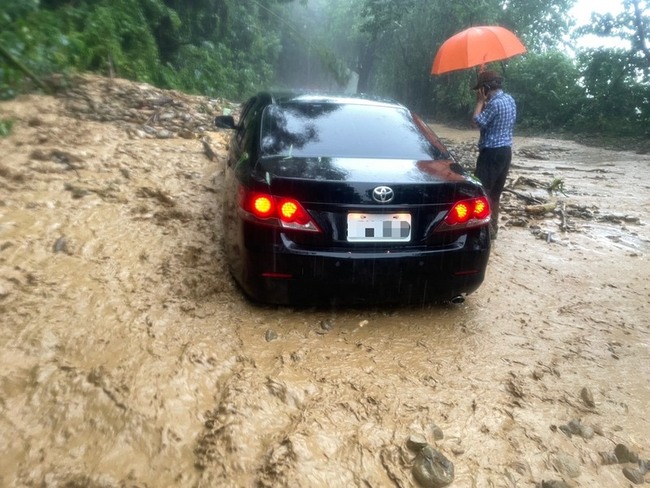雨彈炸南投名間鄉道路一度變黃河 車輛受困泥流 | 華視新聞