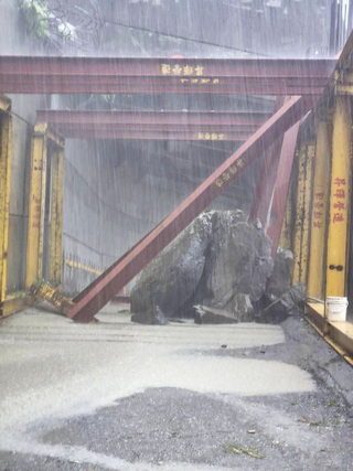 阿里山鄉達邦公路28K處  巨石掉落阻斷道路