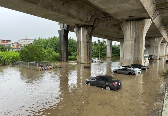 南投市貓羅溪暴漲汽機車泡水  居民怨：要淹幾次 | 華視新聞