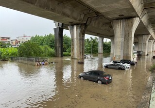 南投市貓羅溪暴漲汽機車泡水  居民怨：要淹幾次