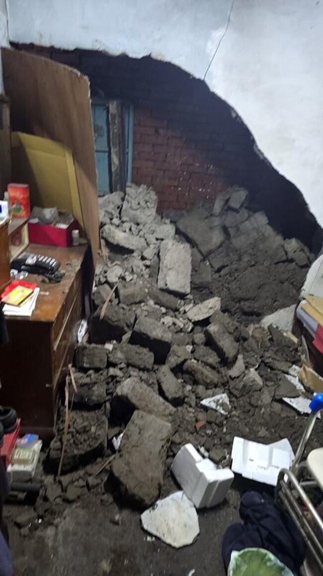 台中豐原三合院磚牆倒塌  屋主用餐受驚嚇 | 華視新聞