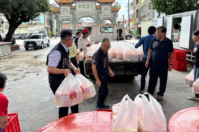 台南遭風災  學甲慈濟宮捐便當送偏遠地區 | 華視新聞