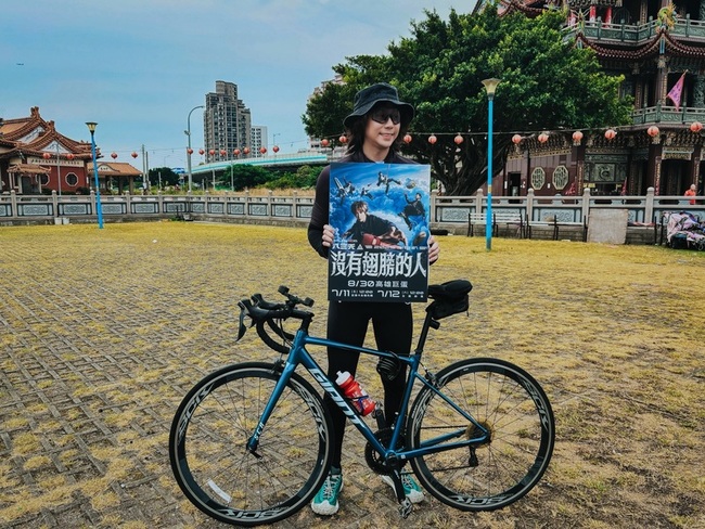 八三夭霸天挑戰騎單車到高雄 笑喊歹路不可行 | 華視新聞