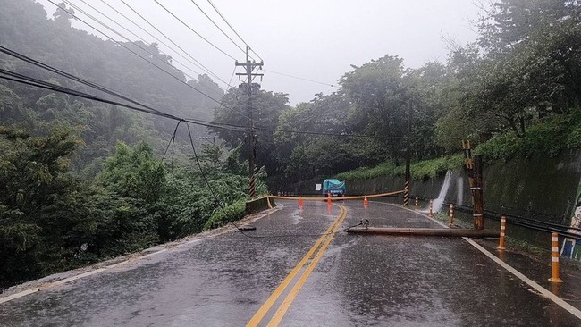 台中雨勢不斷  新社電信桿斷裂、路面沖毀 | 華視新聞