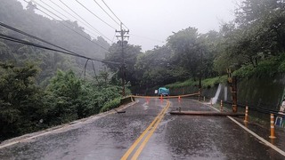 台中雨勢不斷  新社電信桿斷裂、路面沖毀