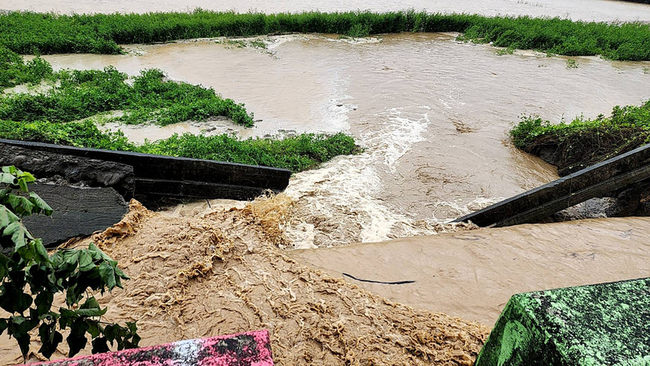 彰化豪雨連襲2天  鴻門圳堤防崩塌緊急搶修 | 華視新聞