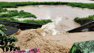 彰化豪雨連襲2天  鴻門圳堤防崩塌緊急搶修