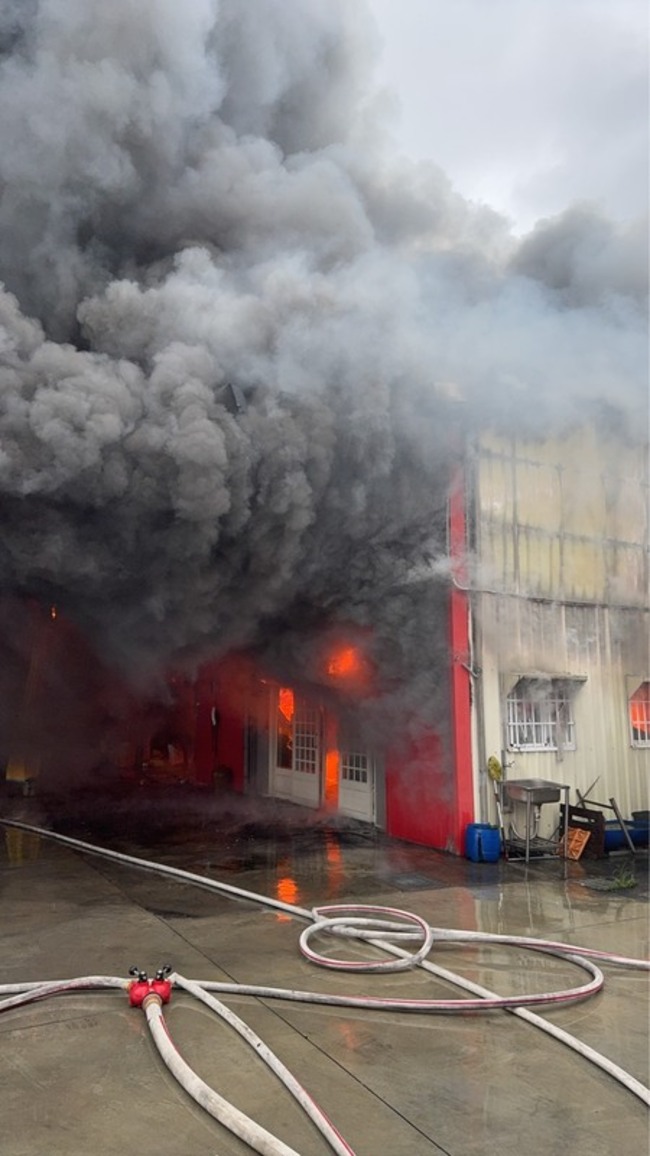 台南仁德某餐具行火警 半小時內撲滅無人傷亡 | 華視新聞