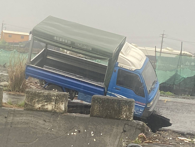 彰化埔心防汛道現2公尺坑洞 小貨車掉落駕駛幸未傷 | 華視新聞