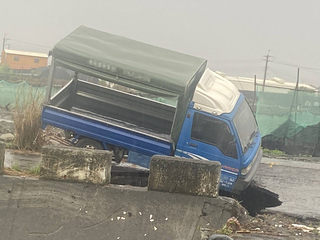 彰化埔心防汛道現2公尺坑洞 小貨車掉落駕駛幸未傷