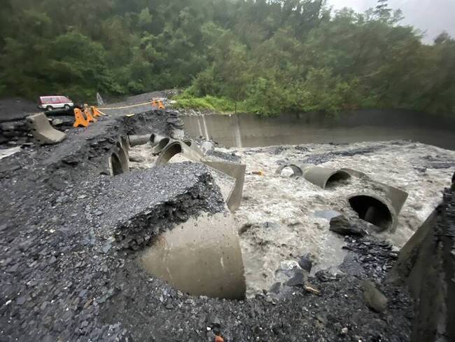 屏東山區大雨不斷 大武村聯外霧大二號橋沖毀封閉 | 華視新聞