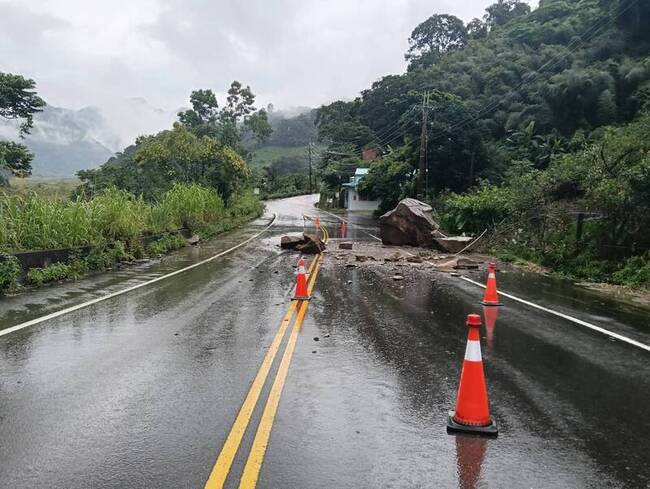 台中和平10米高路樹倒塌落石 警民鋸樹徒手搬運排除 | 華視新聞