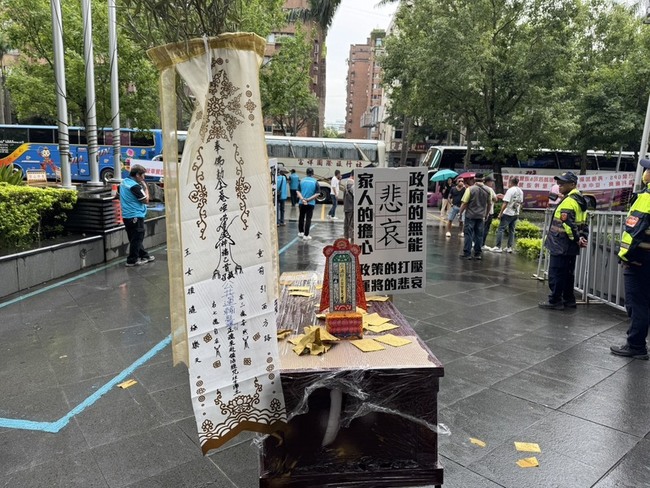 不滿強制裝識別設備 遊覽車駕駛交通部前抬棺抗議 | 華視新聞