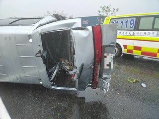 國3台南白河段貨車翻覆 車上8名嘉縣國中生送醫