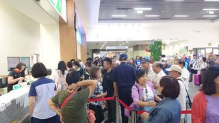 滯留民眾南竿機場鼓譟  連江縣府：下午可疏運完畢