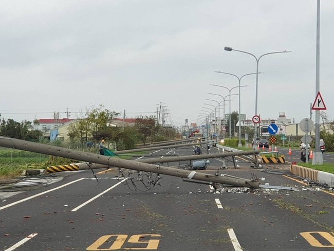 2454支電桿倒斷創紀錄 台電動員全台人力赴嘉南搶修 | 華視新聞