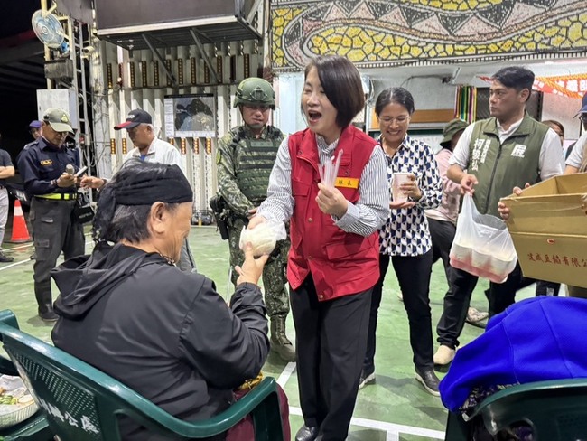 屏東山區撤離481人 周春米晚間赴收容所送熱食 | 華視新聞