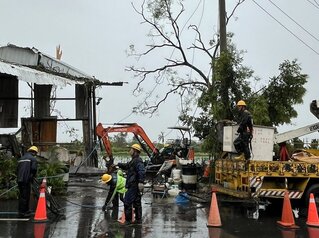 台電不畏風雨日夜搶修 嘉義縣剩1萬9千餘戶停電