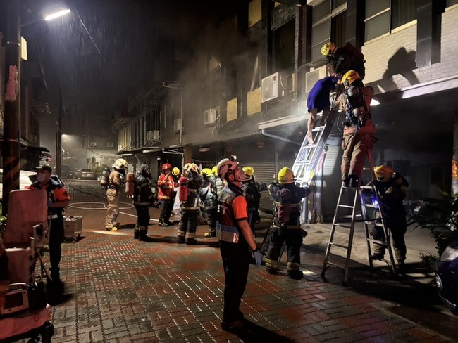 台南安南民宅火警  救出2男6女無傷亡 | 華視新聞