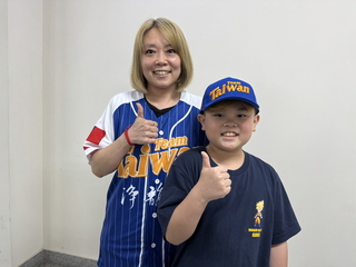 達賴90大壽獻Team Taiwan帽 9歲男童勤練英文賀詞