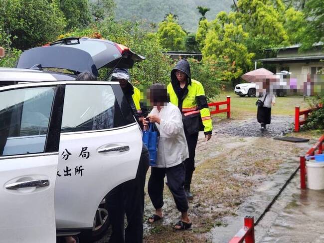 六龜土石流警戒區豪雨 警協助宗教研習團體撤離 | 華視新聞