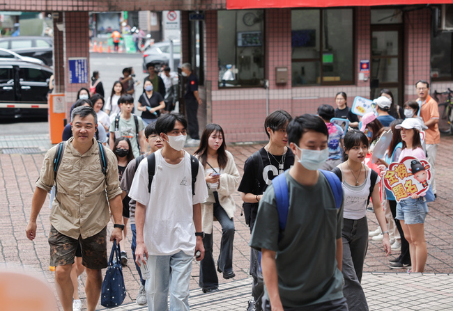 分科測驗物理半導體題有「佛心」 估頂前標升1級分 | 華視新聞