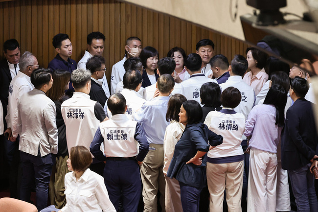 特別條例普發現金下午5時表決闖關 藍綠白先發言論戰 | 華視新聞