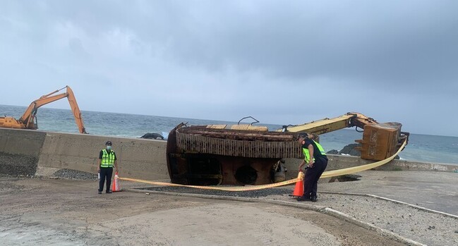 澎湖工作船斷纜擱淺  怪手馳援也受困 | 華視新聞