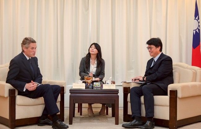 邱垂正接見英國國會議員 就兩岸情勢交換意見 | 華視新聞