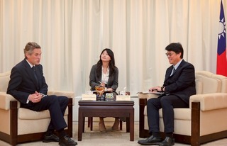 邱垂正接見英國國會議員 就兩岸情勢交換意見