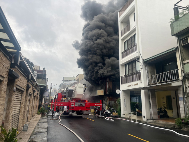 台中鐵皮倉庫火警濃煙密布 警消撲滅初判無人傷亡 | 華視新聞