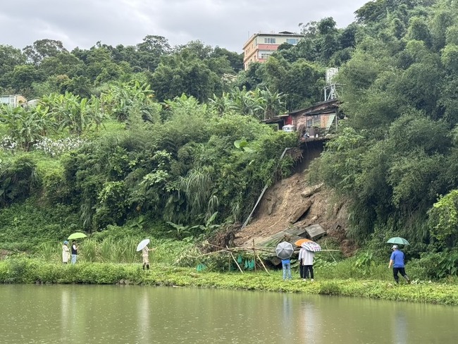 竹縣北埔民宅邊坡塌 公所設棚截水避免續沖刷土石 | 華視新聞