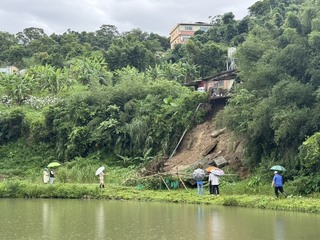 竹縣北埔民宅邊坡塌 公所設棚截水避免續沖刷土石