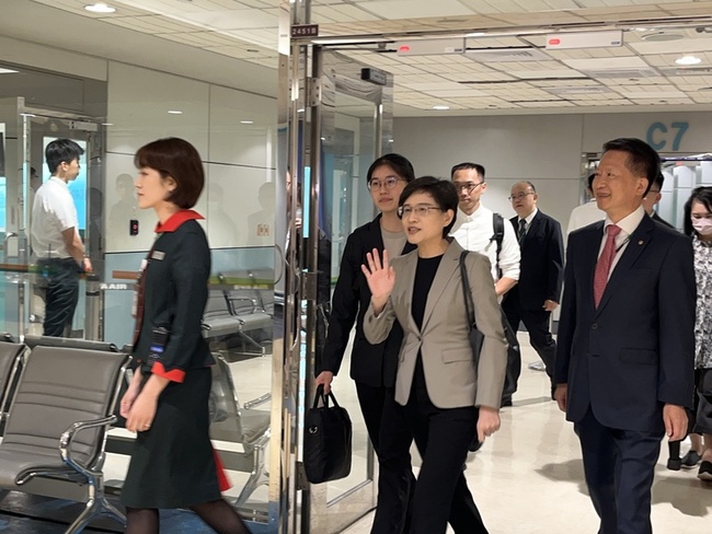 赴美談判關稅 鄭麗君返台僅微笑說謝謝 | 華視新聞