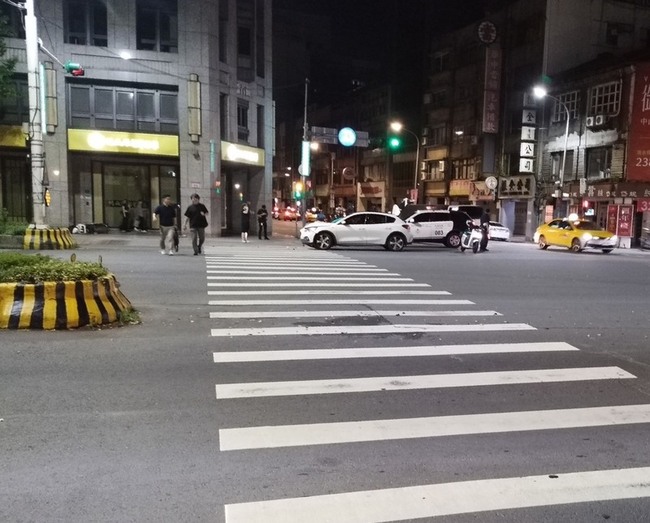 台北警騎警用機車趕辦案  遭計程車撞擊重傷 | 華視新聞