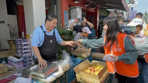 罷團虎尾街掃宣講 藍綠為普發現金隔空交火