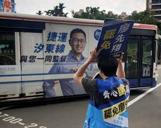 罷團街頭宣講空戰齊發　廖先翔推勤跑基層牌