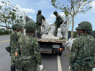 颱風丹娜絲重創麻豆文旦  號召志工撿果清園