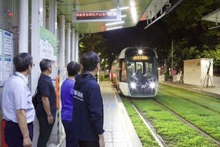 高雄輕軌末班車延後半小時  首日運量逼近4萬人次