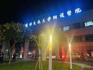 陽明交大醫院弱電箱凌晨冒火煙  疏散102人幸無人傷