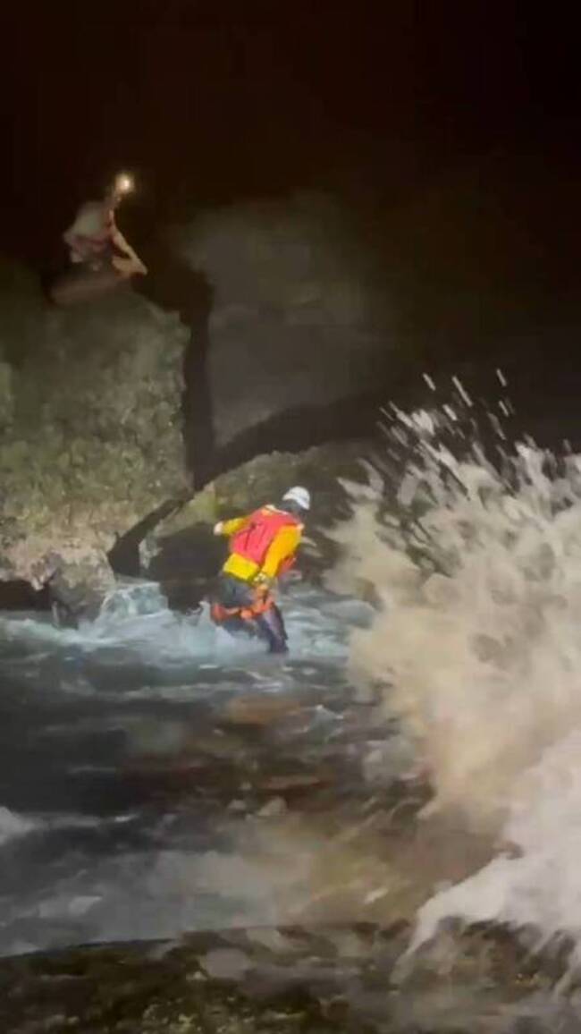 恆春貓鼻頭禁入區礁岩救起2釣客  墾管處將開罰 | 華視新聞