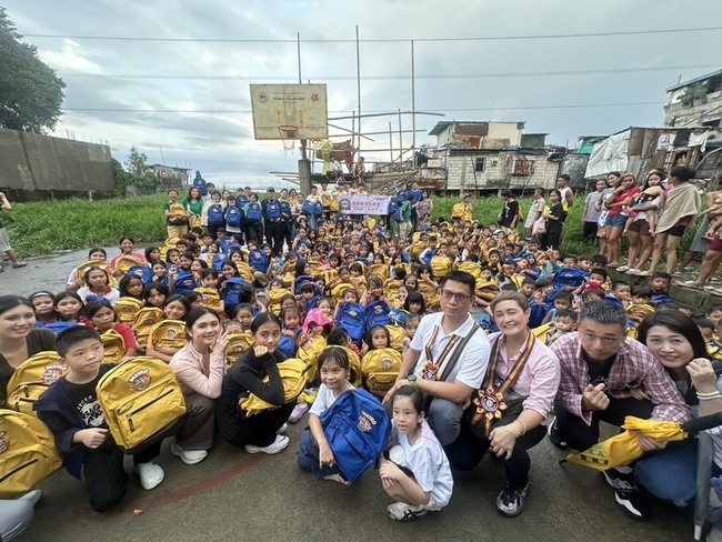 菲律賓貧童沒書包上學 台商和企業伸援手 | 華視新聞