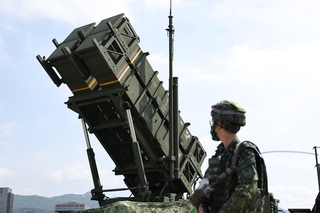 愛國者飛彈車進駐北市河濱　顧立雄視導並頒發加菜金