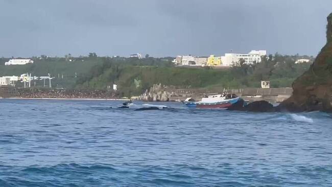 屏東南灣漁船擱淺 墾管處：些微油料外洩監控中 | 華視新聞