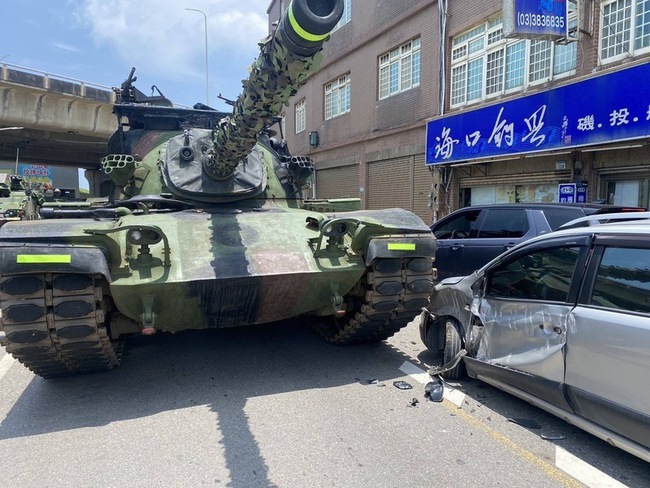 漢光演習戰車擦撞自小客　六軍團：依軍車保險辦理 | 華視新聞