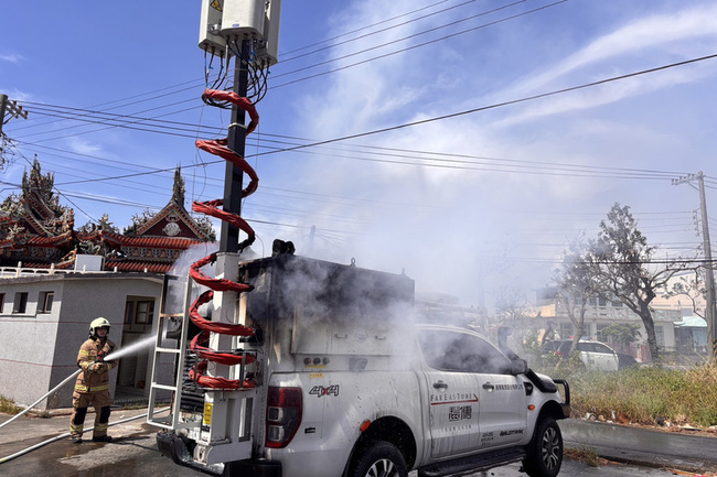電信業者支援台南鹽水通訊車起火  嚴重毀損無人傷 | 華視新聞